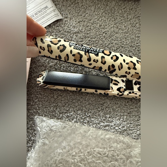New Beachwaver Ceramic Coast Pro Flat Iron In Classic Catwalk NIB Box is opened - Picture 3 of 6